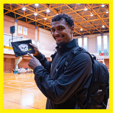 サンディーサガラ刺繍ポーチ